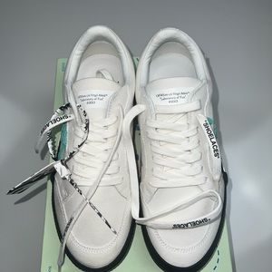 Bran new Off-white sneakers size 39 with box
